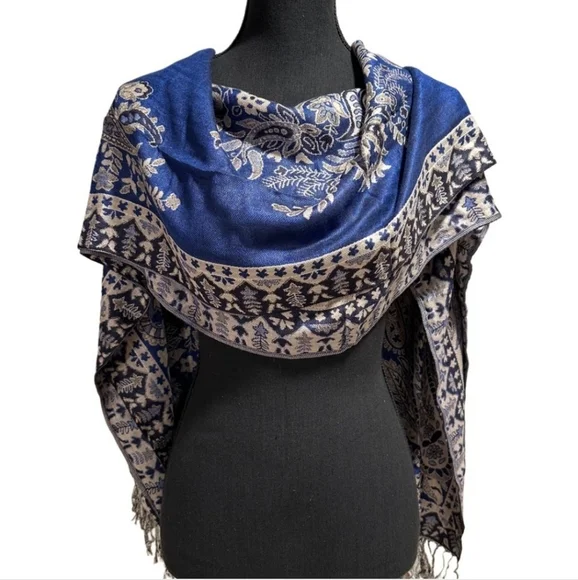 NWOT Chic 100% Cashmere Scarf in Navy and Silver